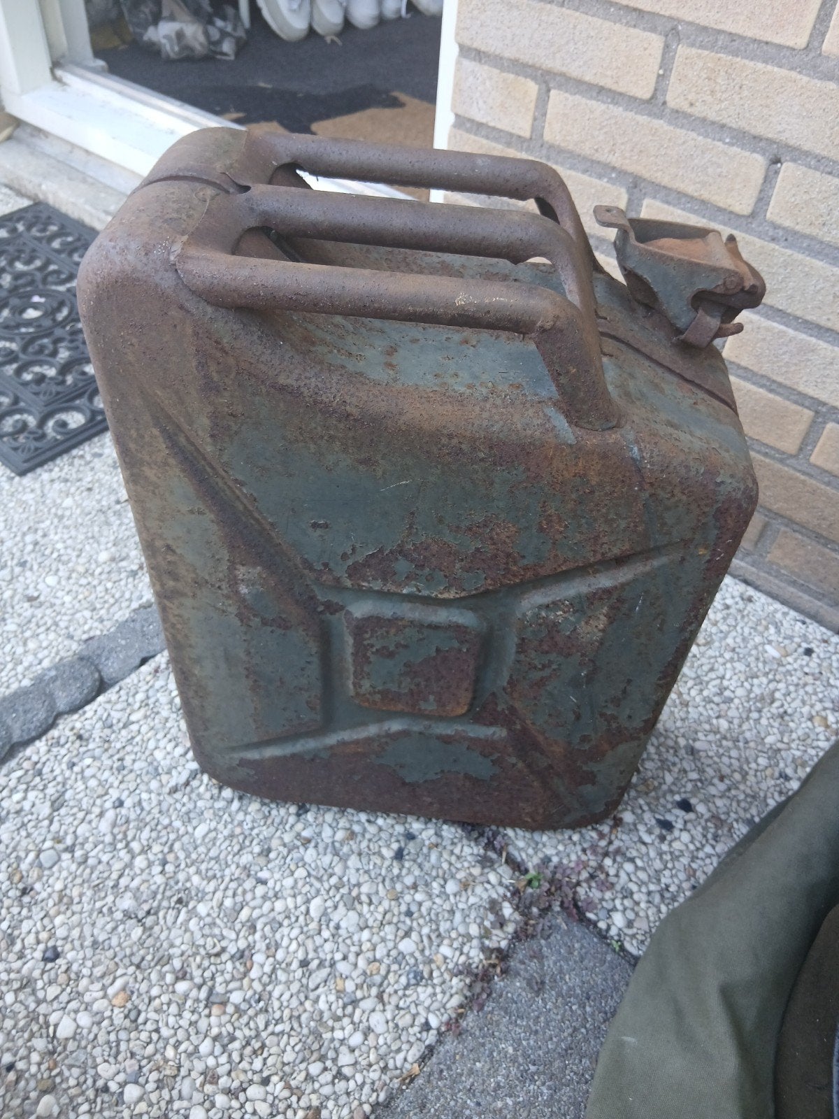 Oude militaire jerrycan 20L - roestig en authentiek, Verzamelen, Militaria | Algemeen, Overige soorten, Overige typen, Overige gebieden
