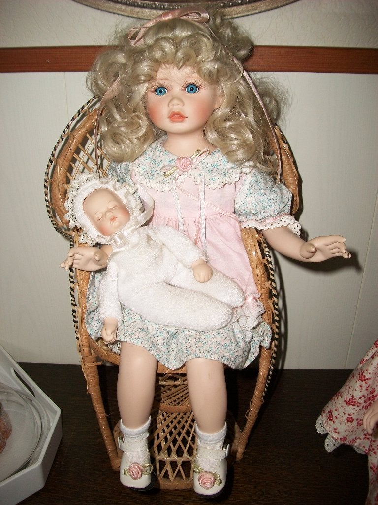 Porseleinen pop met babypop op pauwenstoel / 48 cm, Ophalen of Verzenden, Zo goed als nieuw, Pop