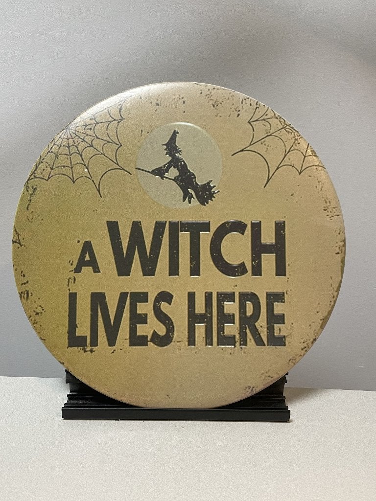 A Witch Lives Here metalen wandbord (30 cm rond), Huis en Inrichting, Woonaccessoires | Wanddecoraties, Www.pand50.nl, Nieuw, Ophalen of Verzenden