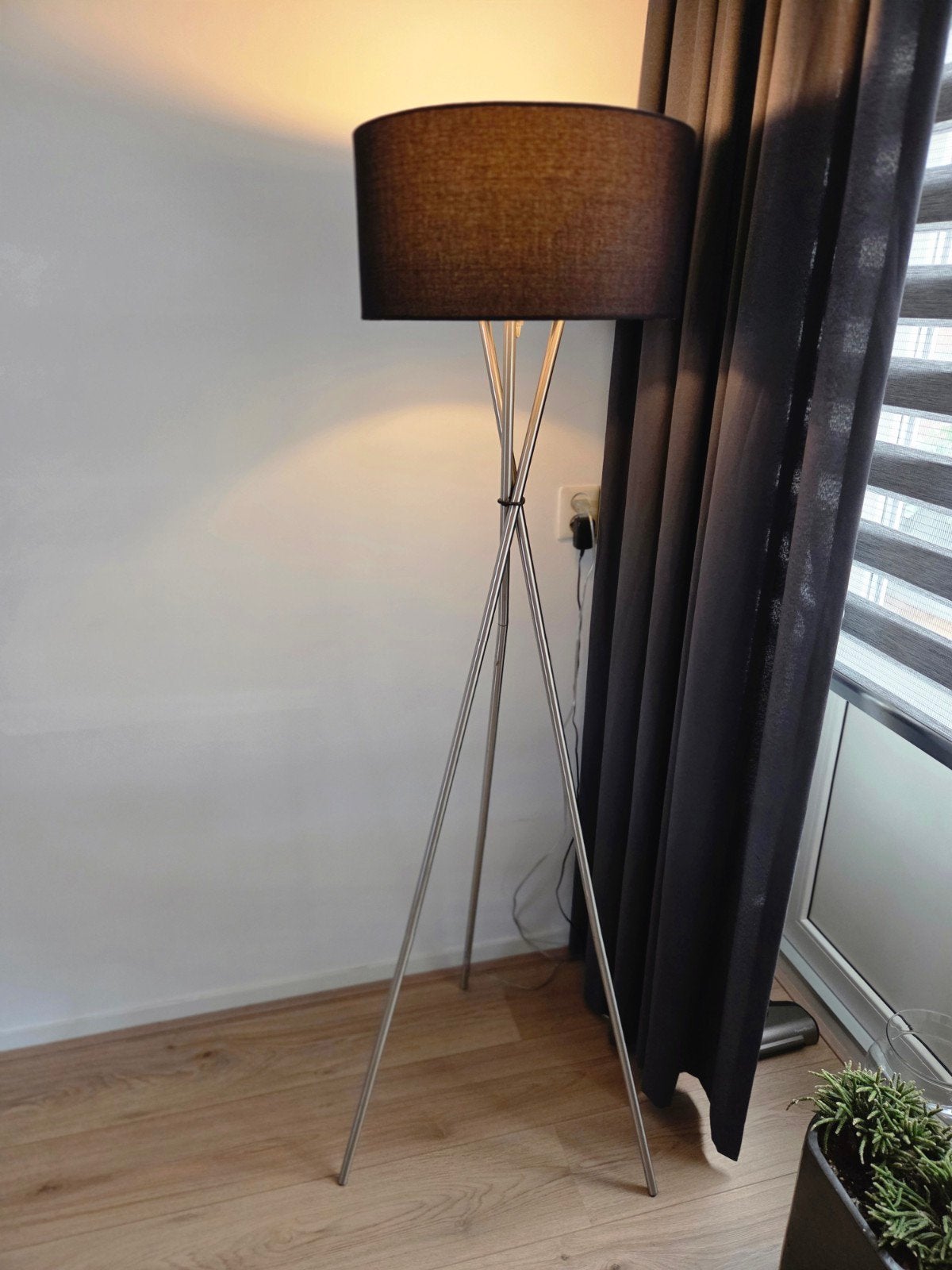 Moderne vloerlamp met zwarte kap en tripod onderstel, Ophalen, E27 (groot), Zo goed als nieuw, Metaal