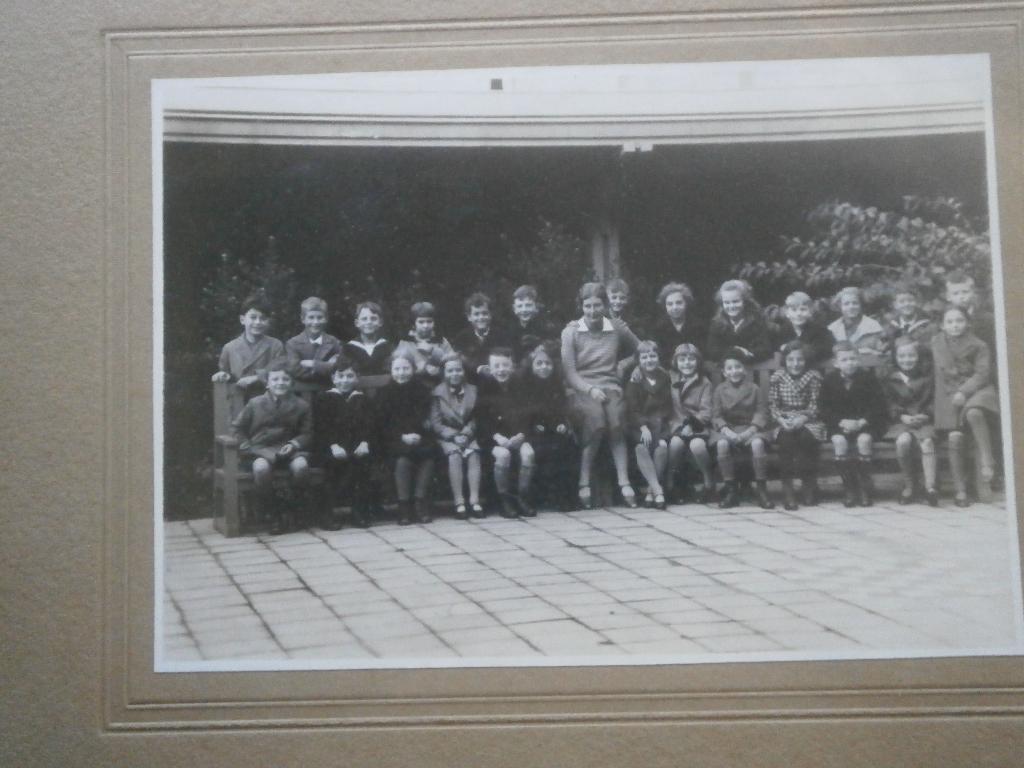 Leuke ouderwetse schoolfot, Juf met grote klas, Ophalen of Verzenden, Gebruikt, Minder dan 50 cm, Foto of Poster