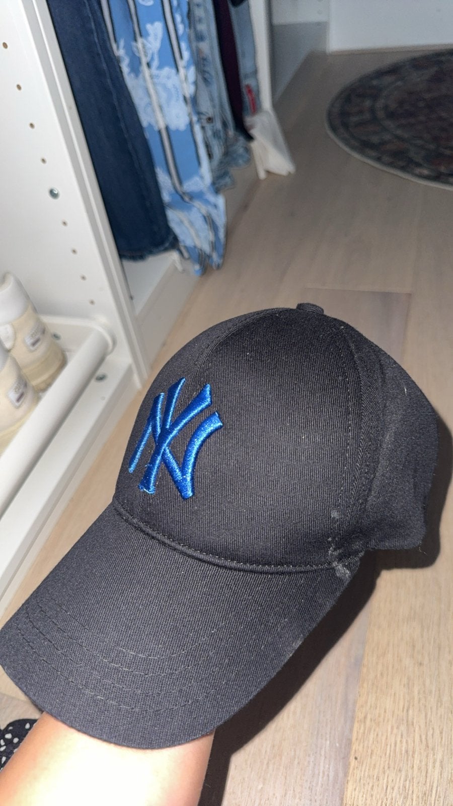 Zwarte NY pet met blauw logo, Kleding | Dames, Hoeden en Petten, Ophalen of Verzenden, Nieuw, One size fits all, Pet