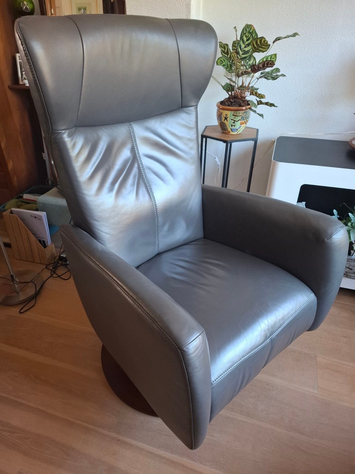 Leren relaxfauteuil met draaivoet en voetensteun, Huis en Inrichting, Stoelen, Ophalen, Gebruikt, Modern, Comfort, Leer