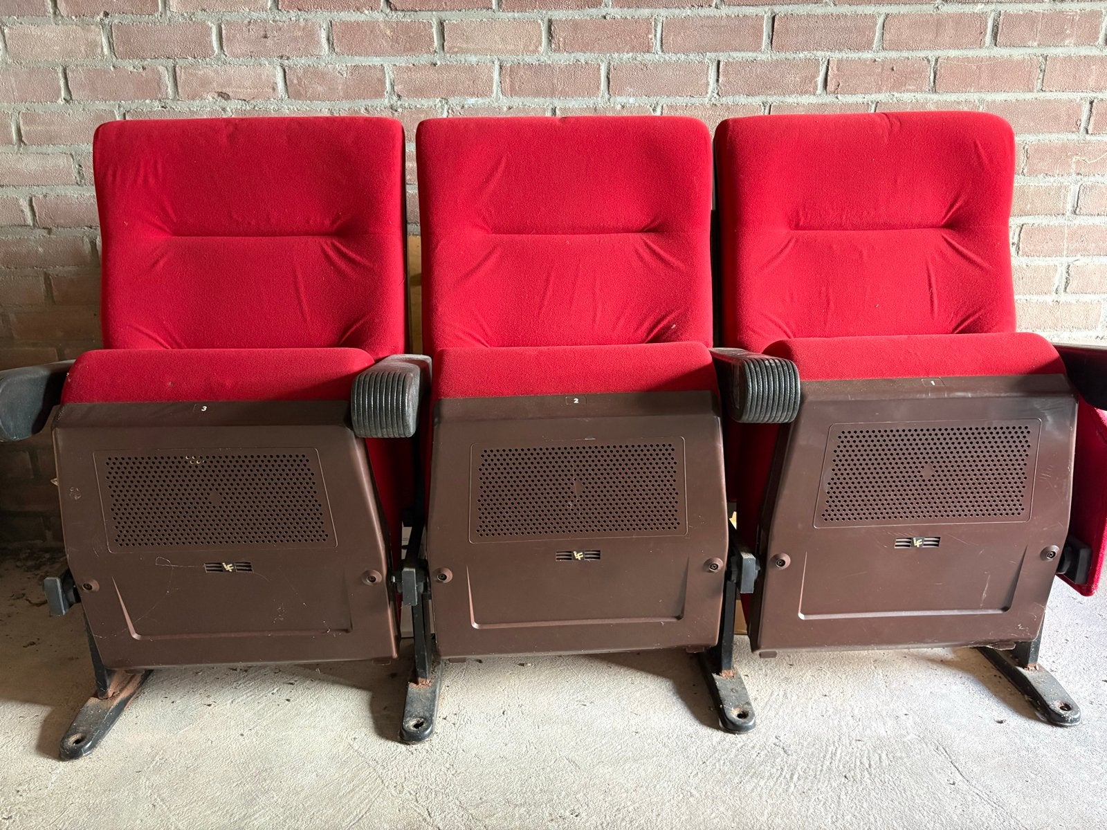 Vintage bioscoopstoelen - 3-zits rood, Huis en Inrichting, Ophalen, Gebruikt, Drie, Stof
