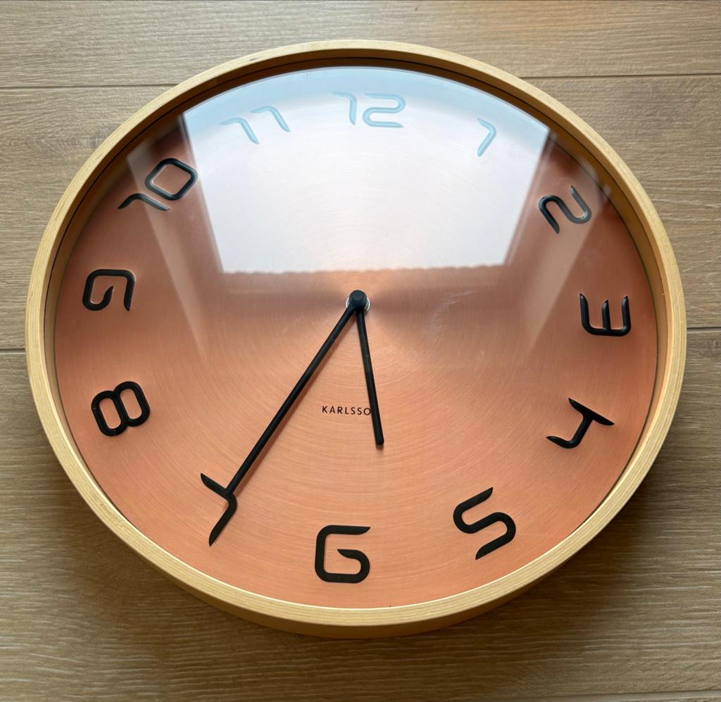 Karlsson wandklok koperkleurig met houten rand, Ophalen, Analoog, Wandklok