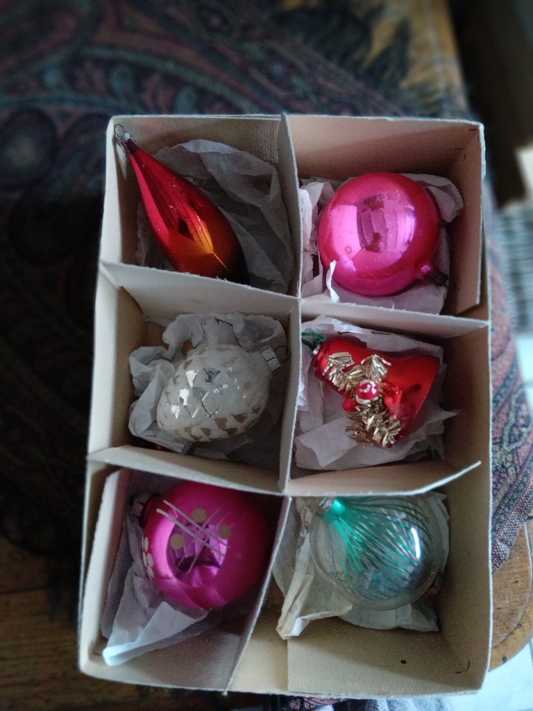 doos 54 bestaat uit 5 oude glazen kerstballen klok metaal, Diversen, Kerst, Ophalen of Verzenden, Gebruikt