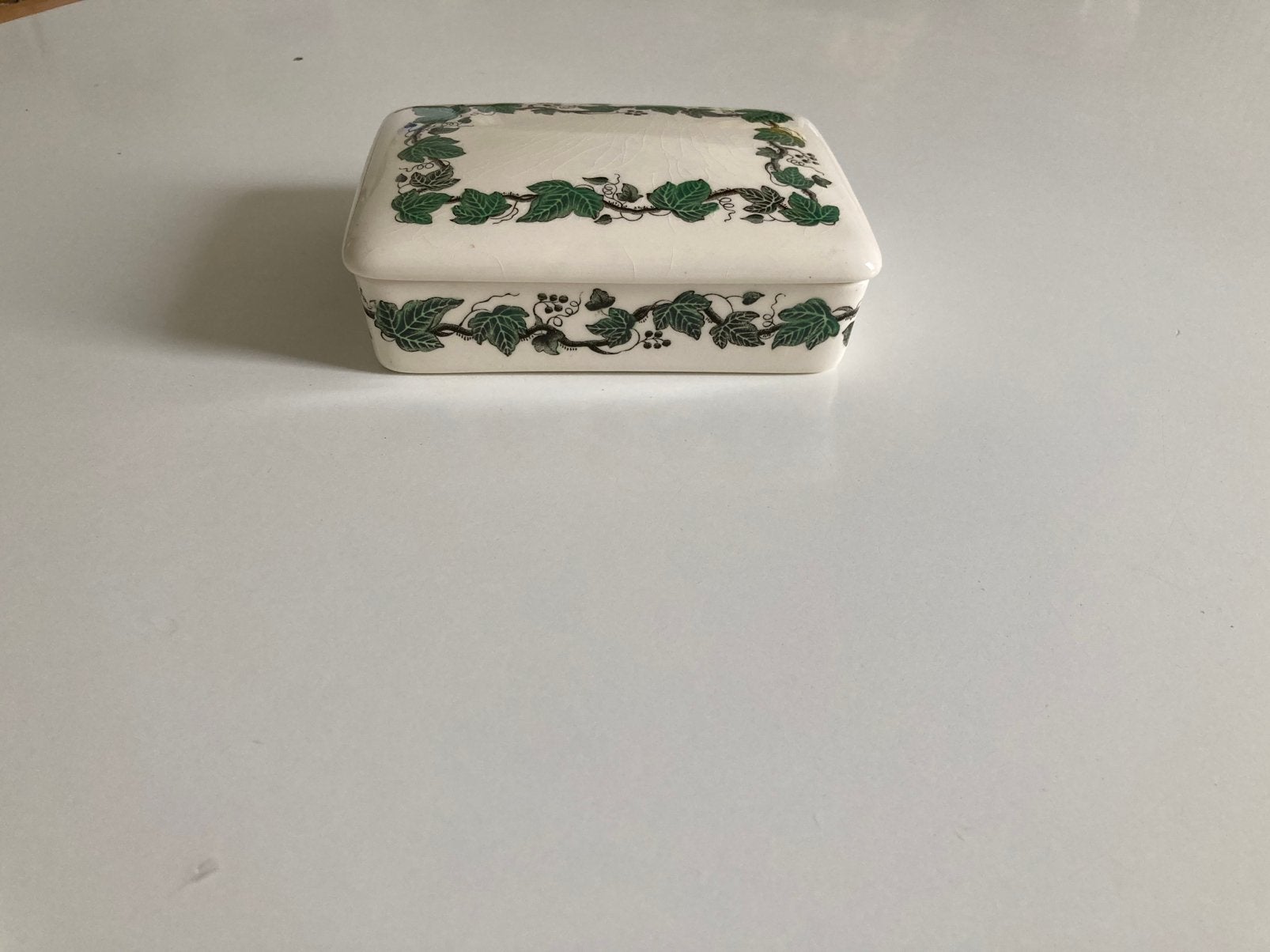 Wedgwood Stratford Lepeldoosje + Deksel Aardewerk Puntgaaf., Klassiek, Overige typen, Ophalen of Verzenden, Zo goed als nieuw