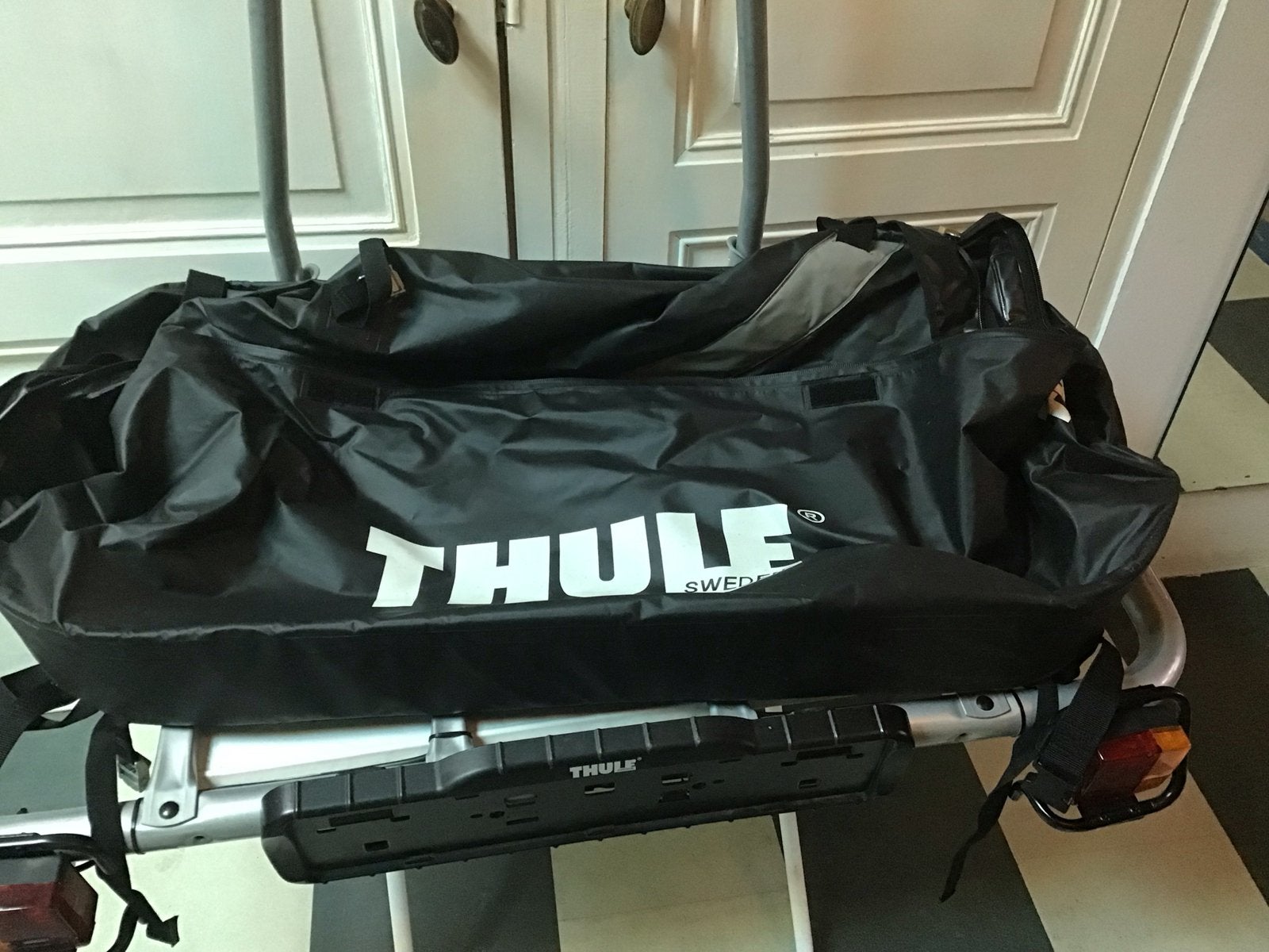 Thule EasyBase 949 trekhaakdrager met Thule EasyBag 948-4, Ophalen, 2 fietsen, Gebruikt, Trekhaakdrager