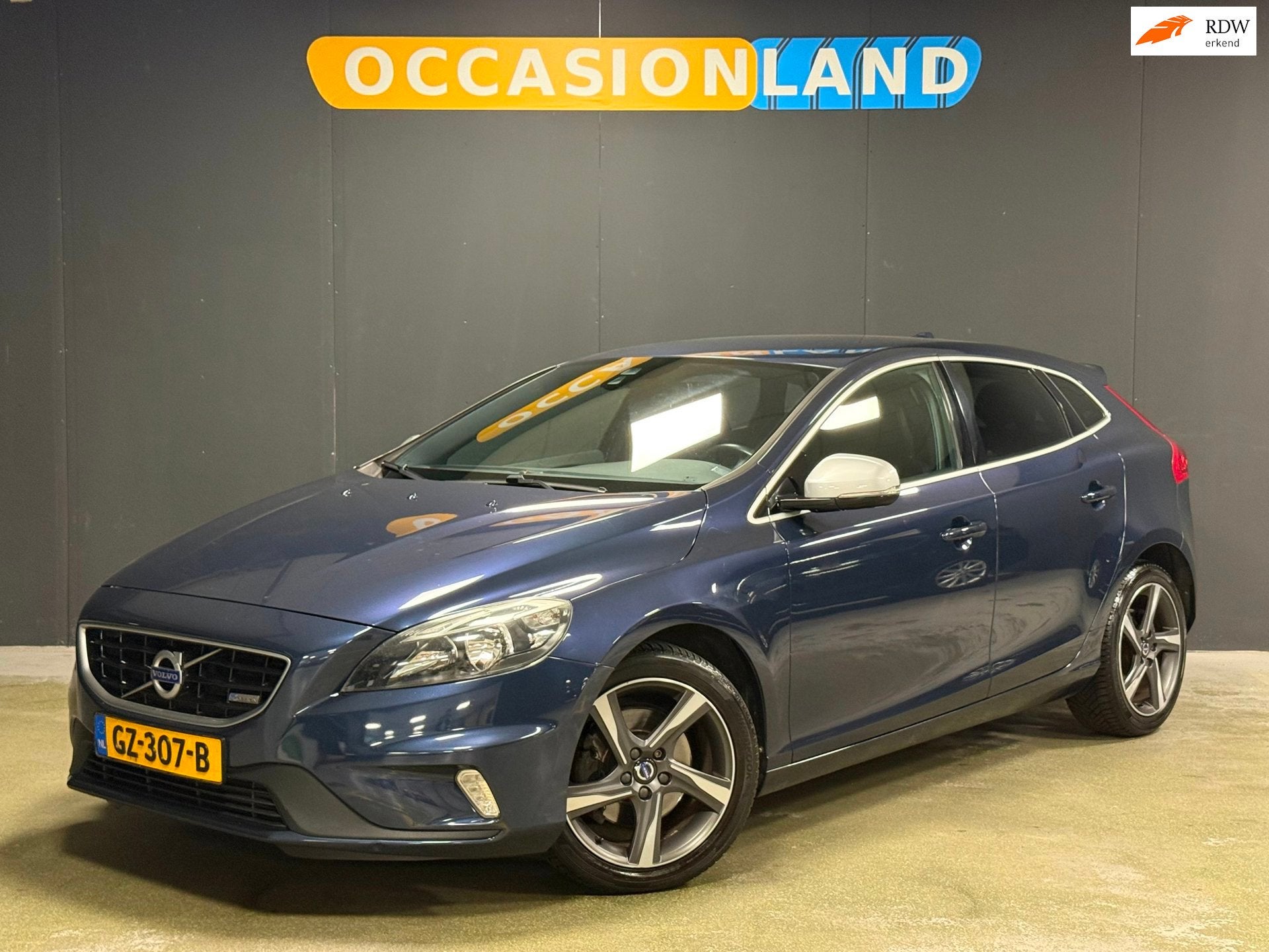 Volvo V40 1.6 T4 R-Design|TREKHAAK|CRUISE|BLUETOOTH|NAVI|17I, Auto's, Gebruikt, Zwart, 4 cilinders, 700 kg