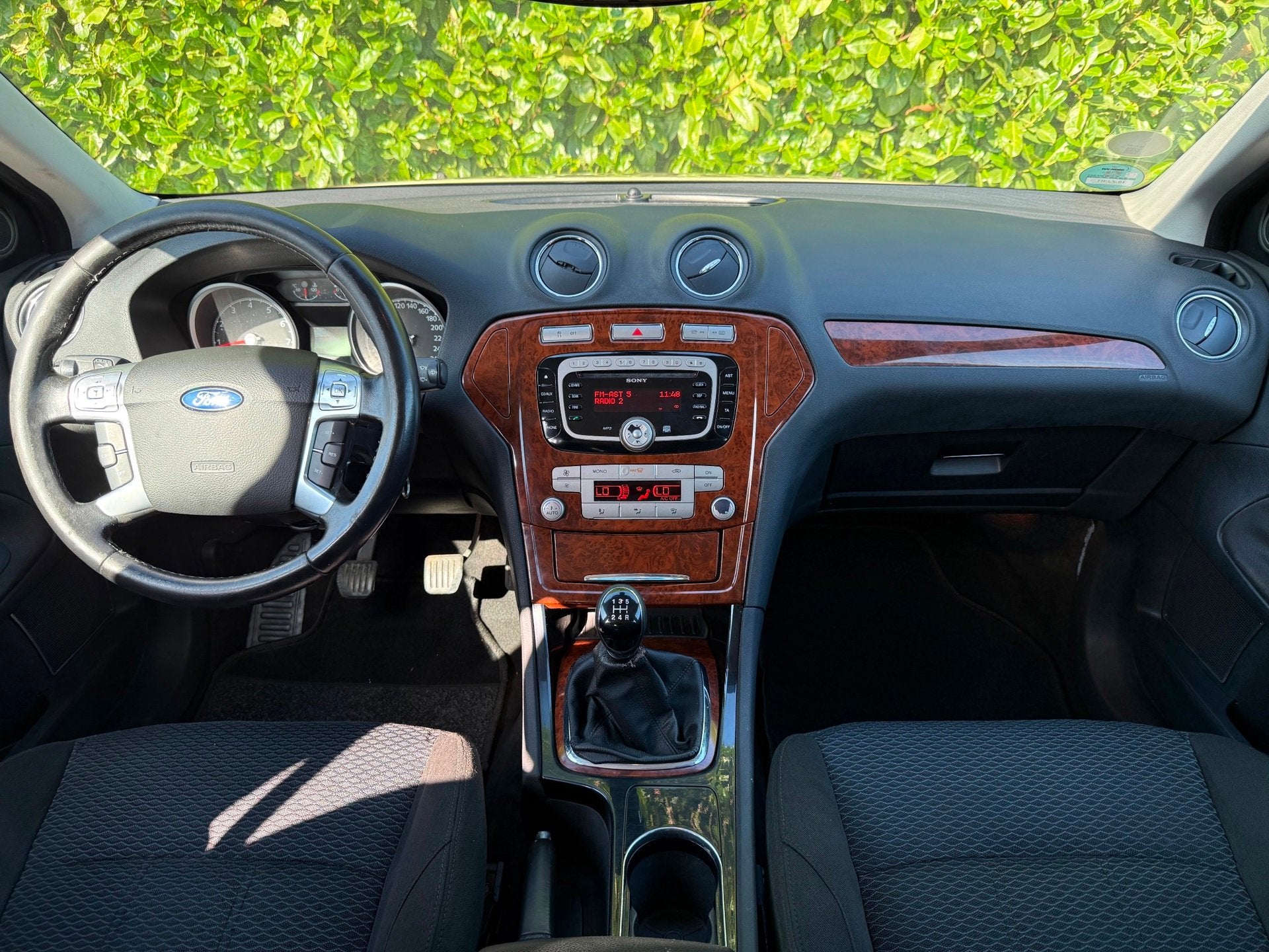 Ford Mondeo 2.0 Ghia |HANDEL/EXPORT|NWE APK|AIRCO|TREKHAAK, Auto's, Stof, Gebruikt, Zwart, Beige