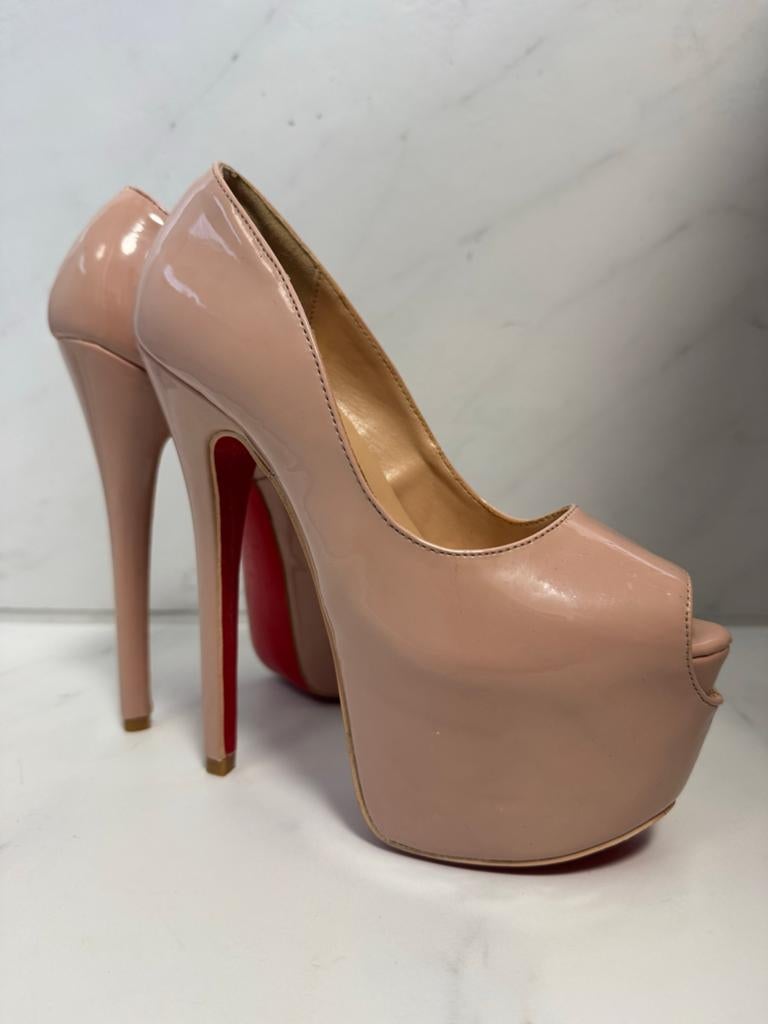 Christian Louboutin pumps roze, Kleding | Dames, Schoenen, Ophalen of Verzenden, Zo goed als nieuw, Beige