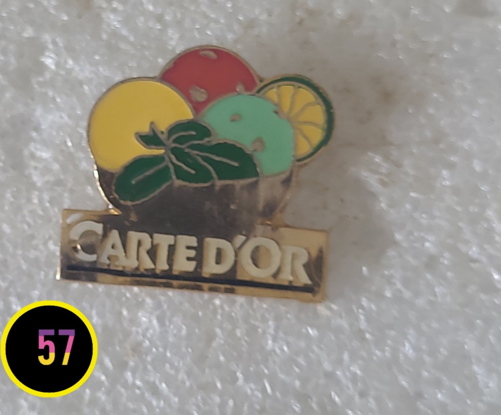 Vintage Carte D'Or ijs pin - Fruitig ontwerp, Verzamelen, Speldjes, Pins en Buttons, Verzenden, Gebruikt, Merk, Speldje of Pin