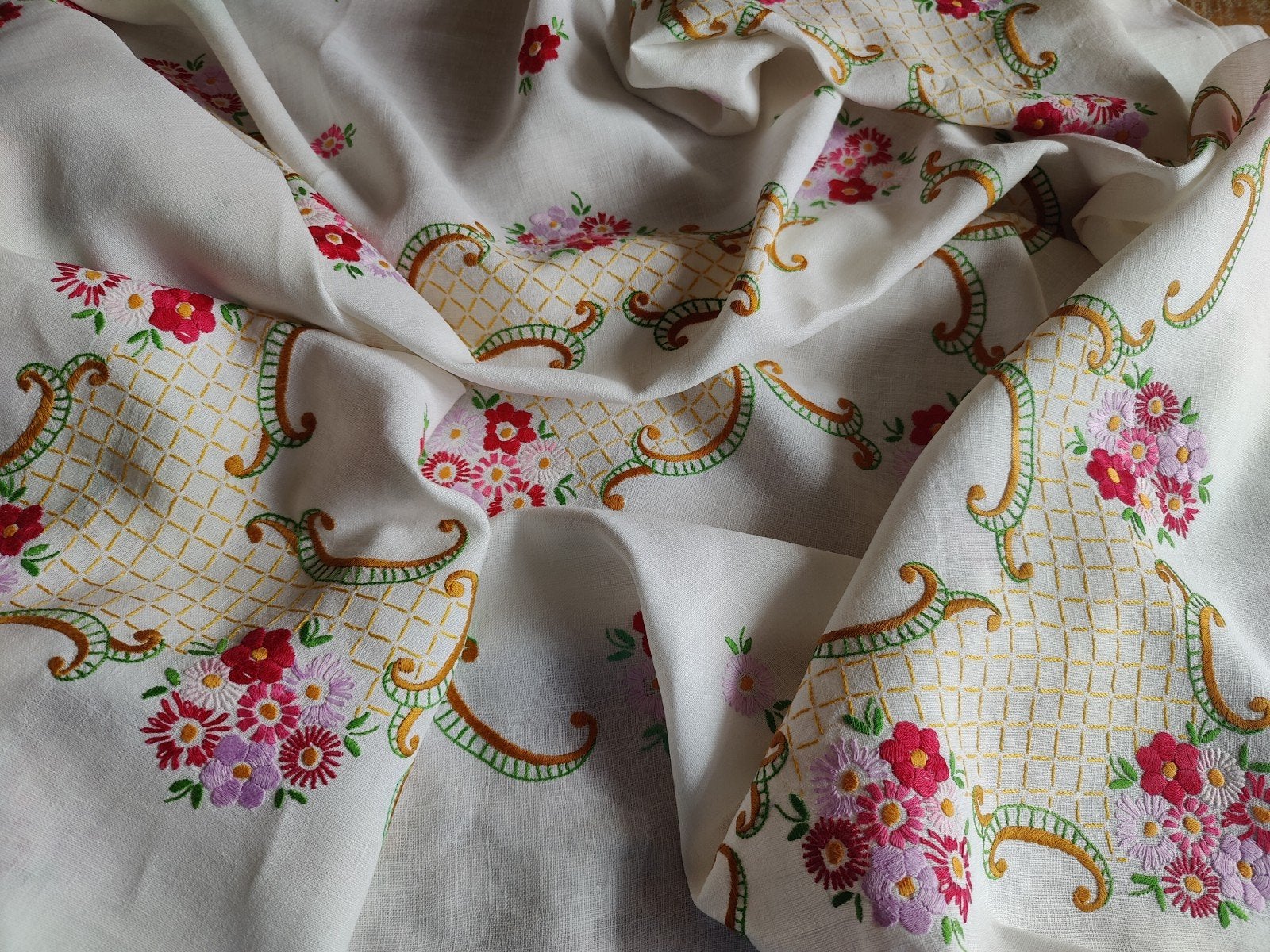 Geborduurd tafelkleed met bloemen 150/130, Verzenden, Zo goed als nieuw, Rechthoek