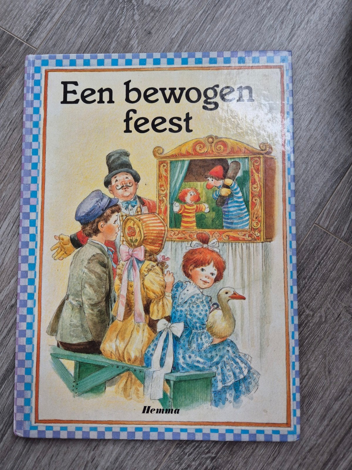 Een Bewogen Feest - Hemma Kinderboek (1984), Boeken, Gelezen, Fictie algemeen, Ophalen of Verzenden, J.L. Macias (afbeeldingen), Ch. Van Sompel (tekst)