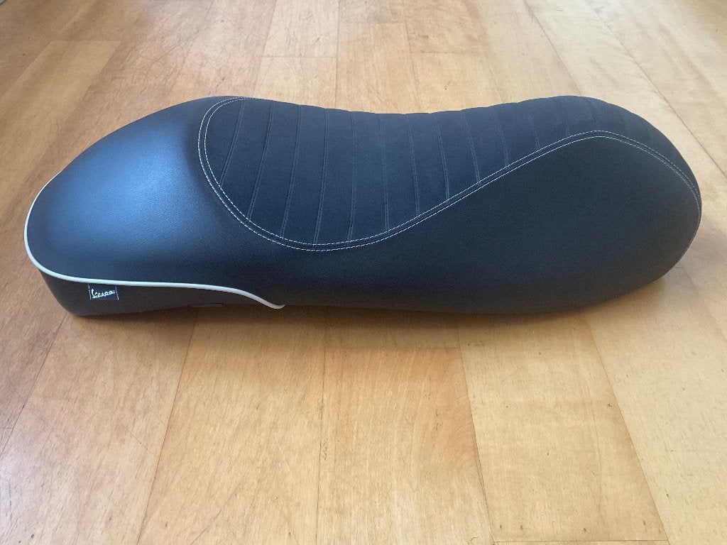 Solo zadel VESPA Zwart (witte bies) GTS Super, Motoren, Ophalen, Zo goed als nieuw