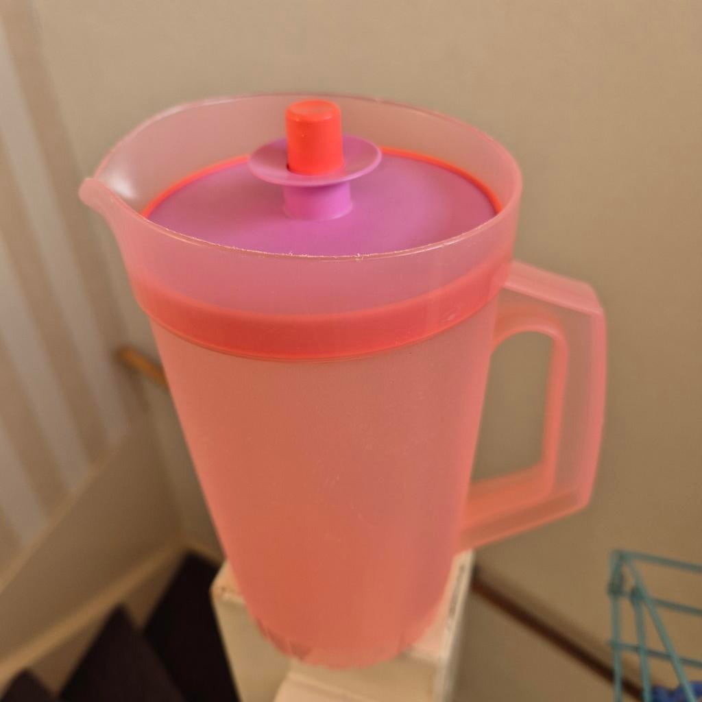 Nieuwe Tupperware water/sap kan - zomerse kleur 1,1 liter, Ophalen of Verzenden, Nieuw, Paars, Beker of Kan