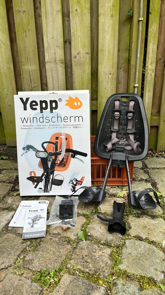 Thule Yepp kinderstoeltje (voor) zwart met zonnescherm, Ophalen, Zo goed als nieuw