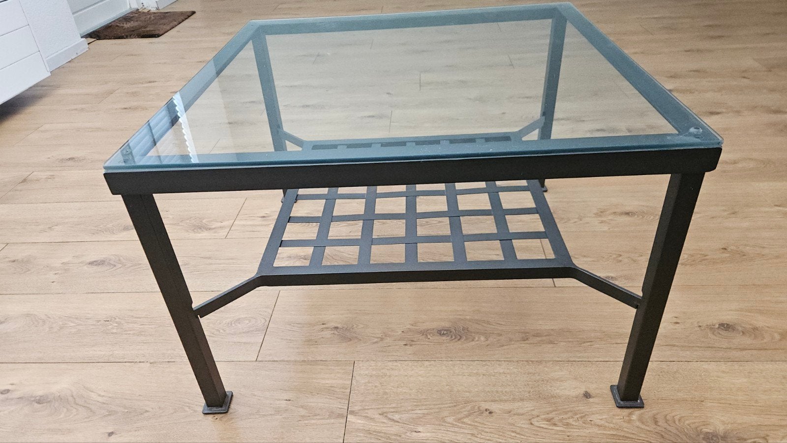 Glazen salontafel met metalen onderstel, nette staat!, Huis en Inrichting, 50 – 75, 50 tot 100 cm, Vierkant, Zo goed als nieuw