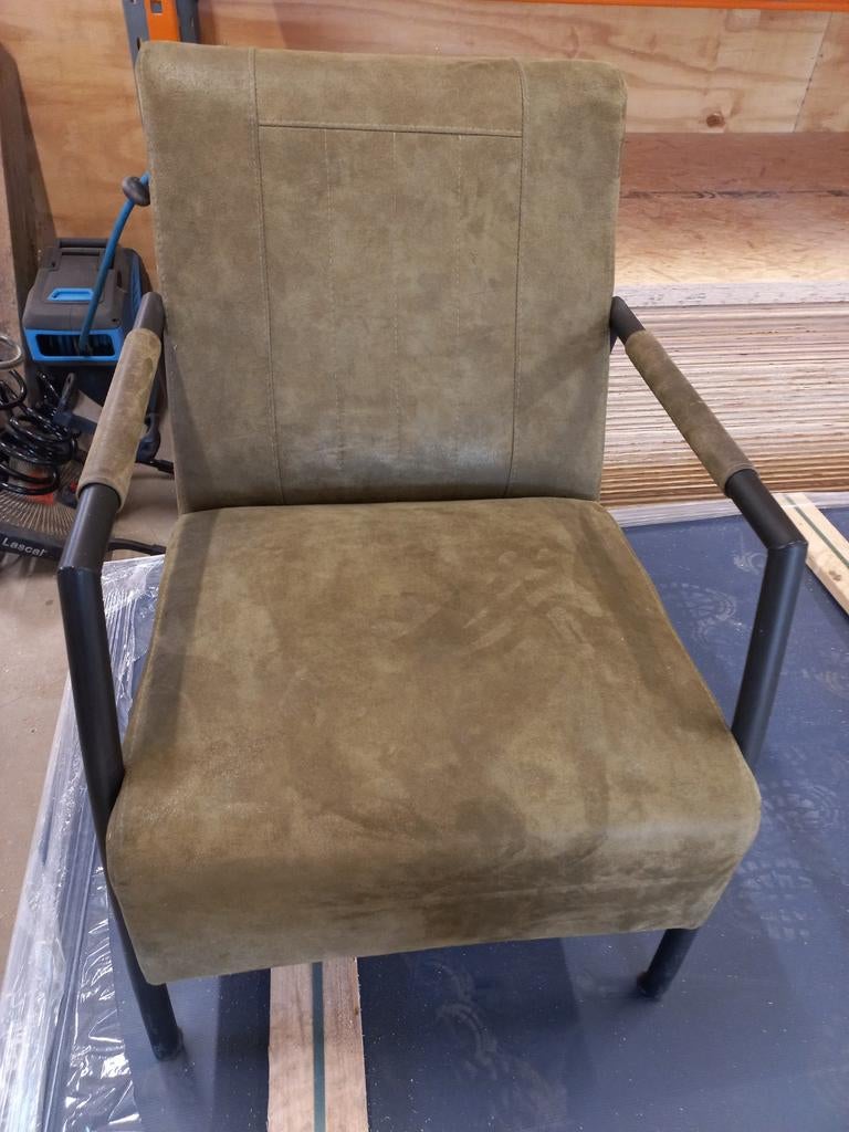 Suède fauteuil olijfgroen met metalen onderstel, Ophalen, Modern, Industrieel, Minder dan 75 cm, Zo goed als nieuw