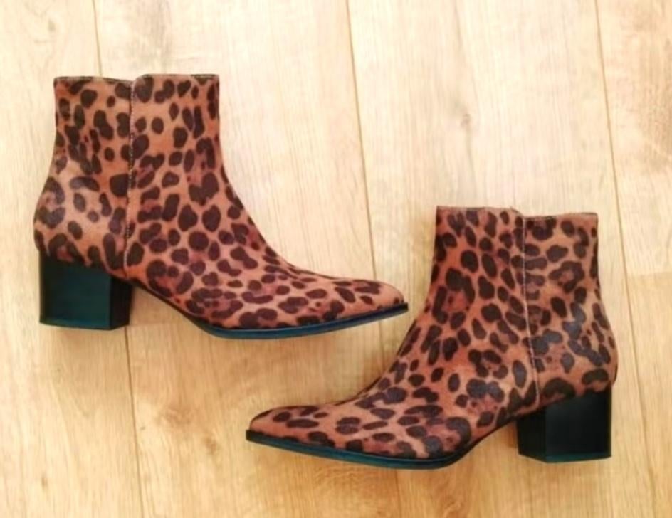 Suède look laarsjes met panter motief! (NIEUW!), Bruin, Lage of Enkellaarzen, Nieuw, Ophalen of Verzenden