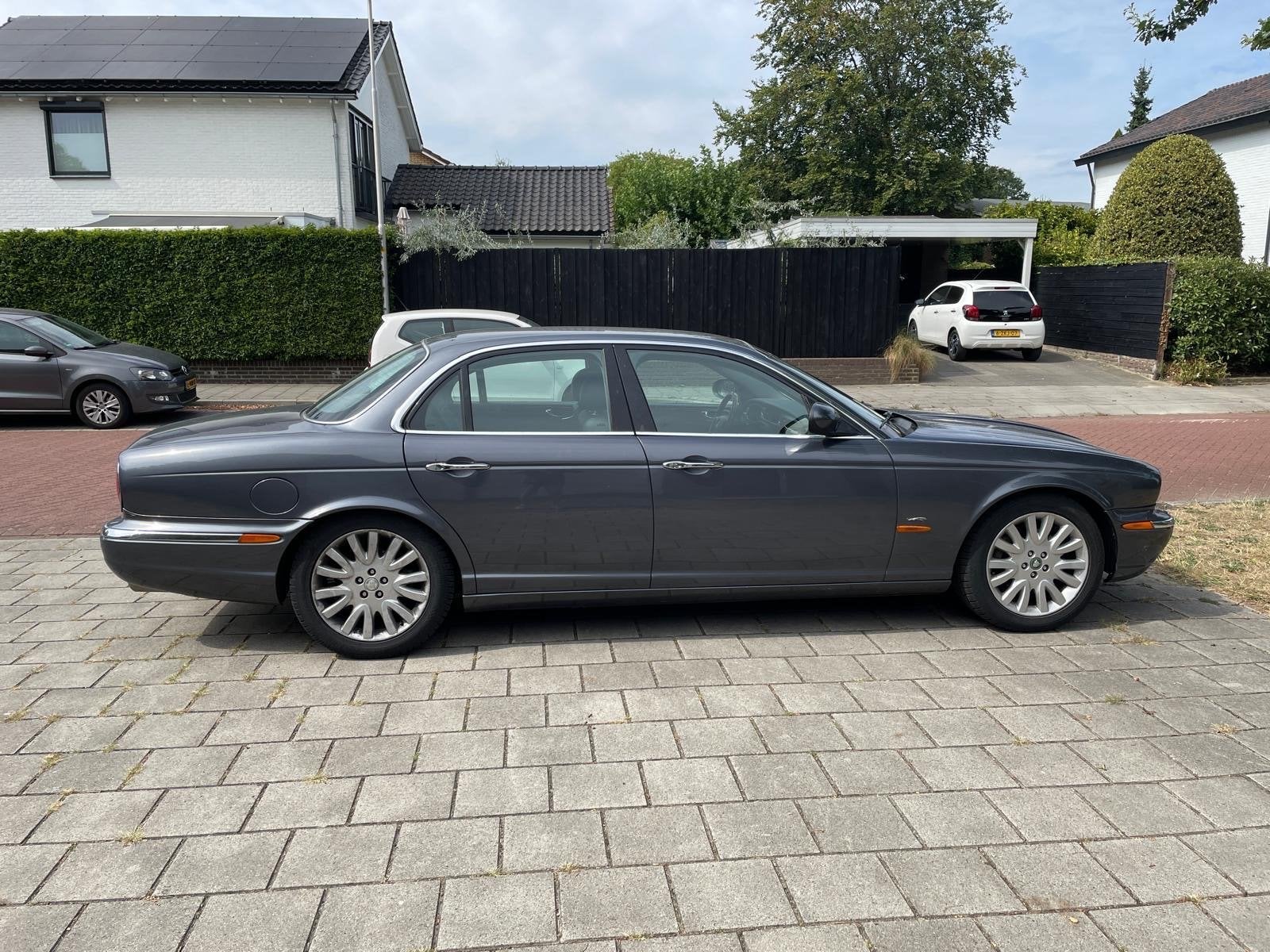 Jaguar XJ8 3.5 AUT 2004 Grijs, Auto's, Automaat, Dealer onderhouden, Achterwielaandrijving, 258 pk