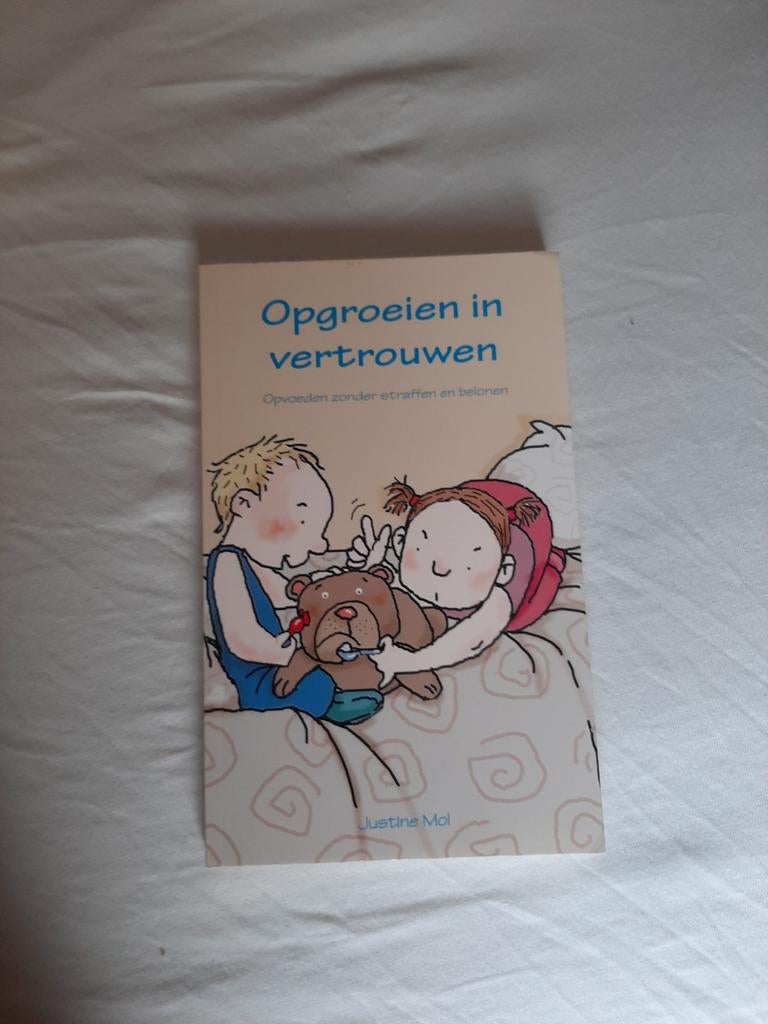 Opvoeden in vertrouwen: Zonder straffen en belonen, Ophalen of Verzenden, Gelezen, Opvoeding tot 6 jaar, Justine Mol