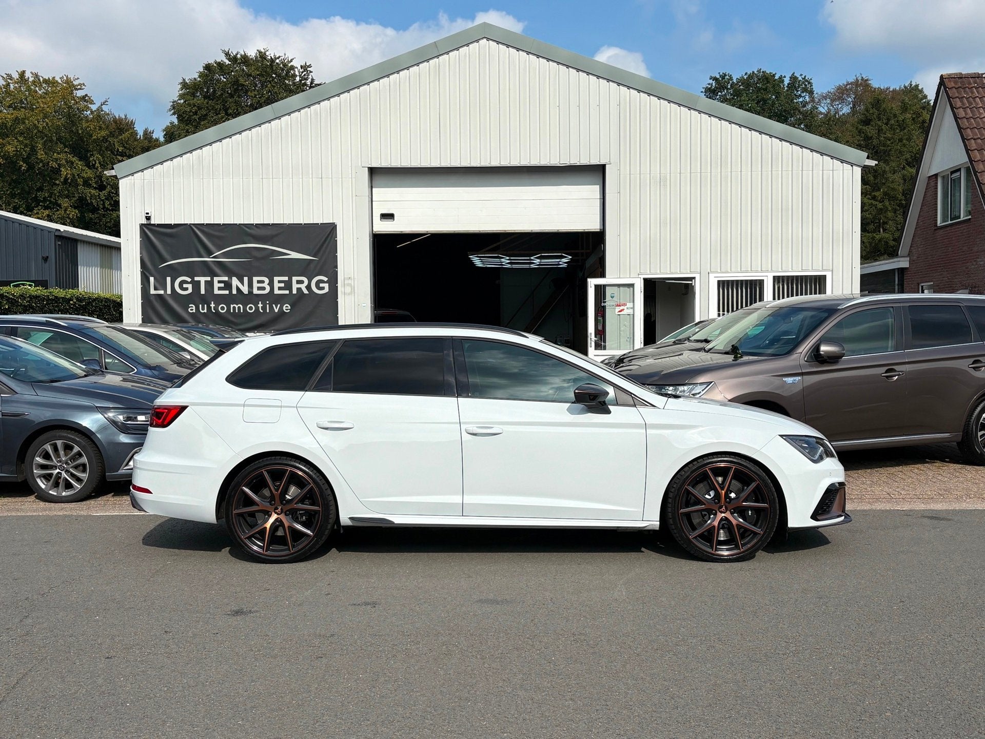 Seat Leon ST 2.0 TSI 4DRIVE CUPRA Beats|Kuipstoelen|Carbon, Auto's, Automaat, Dealer onderhouden, 15 km/l, Gebruikt