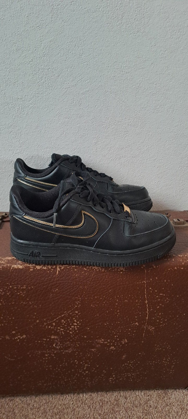 Nike Air Force 1 Low Zwart Goud - Maat 37.5, Kleding | Dames, Schoenen, Zwart, Nike, Ophalen of Verzenden, Sneakers of Gympen