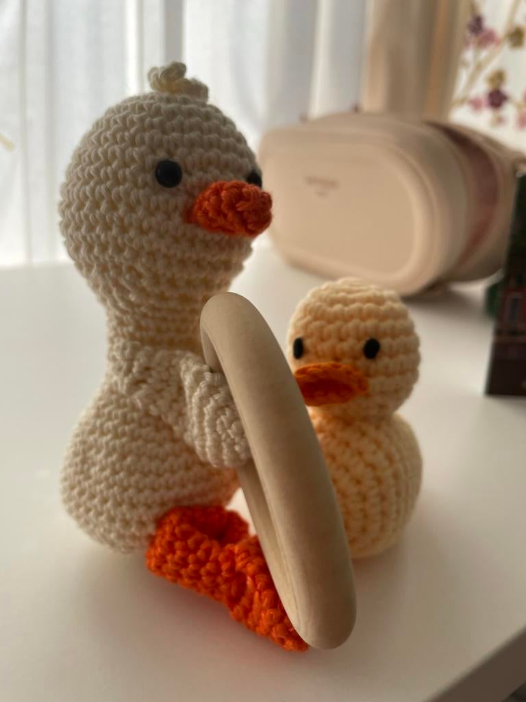 Gehaakte eendjes rammelaar en knuffel, Ophalen of Verzenden, Zo goed als nieuw, Rammelaar