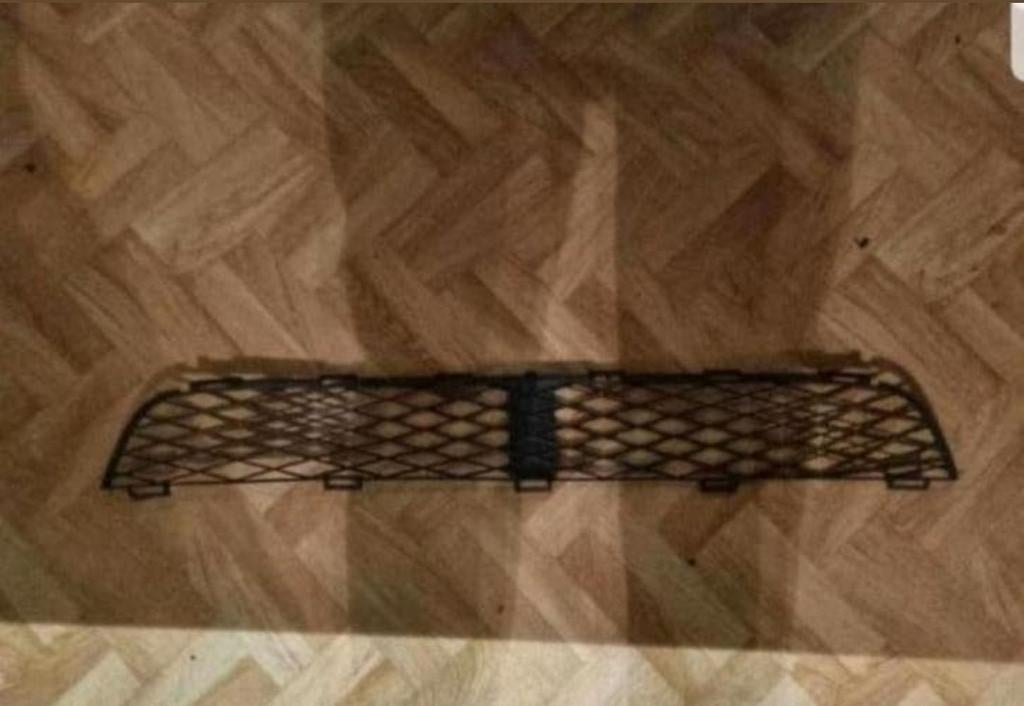 Bumpergrille onder Toyota Yaris P1 99-05 bieden, Auto-onderdelen, Ophalen, Gebruikt, Toyota, Bumper
