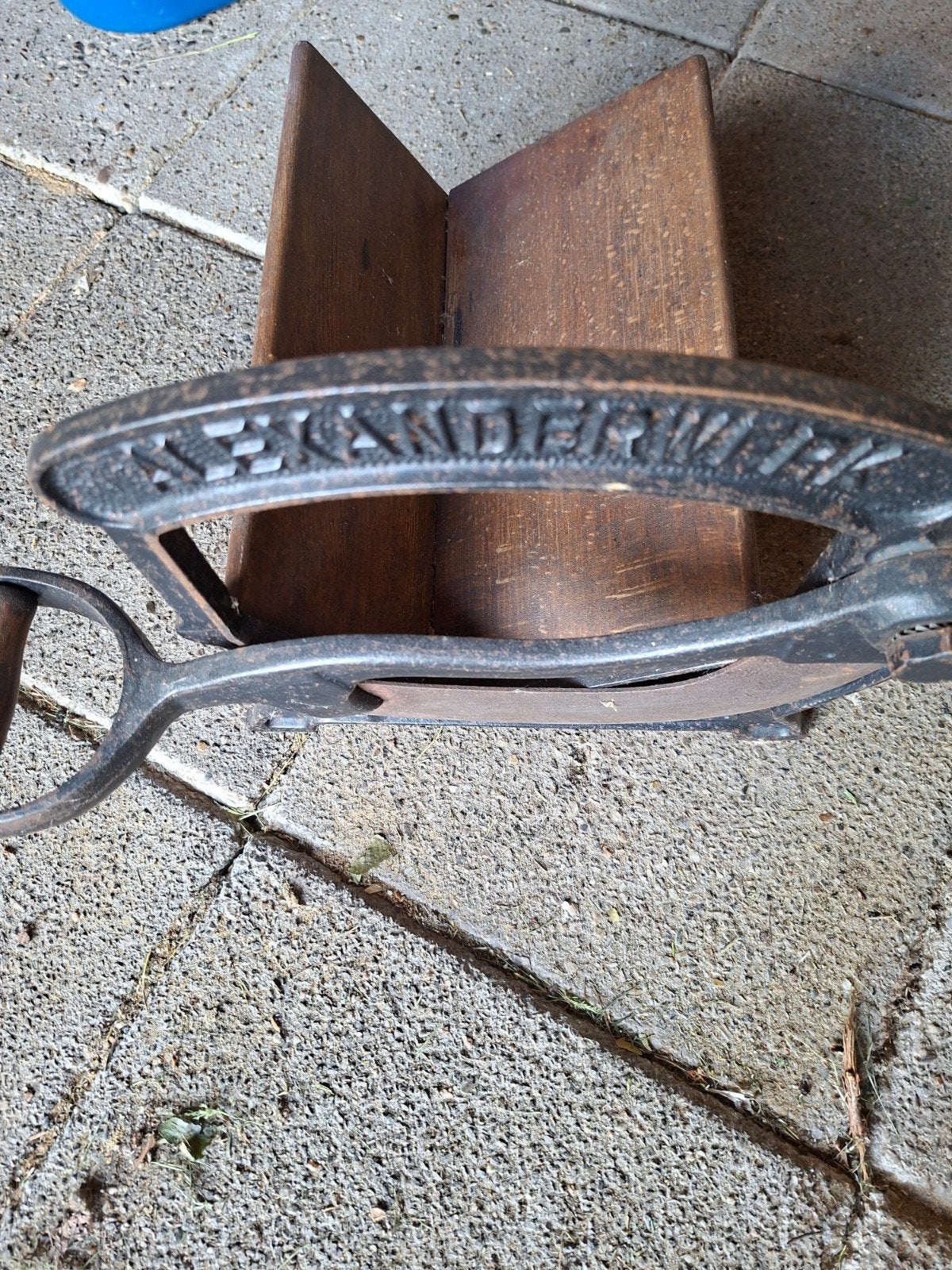 4 Antieke broodsnijder, Ophalen