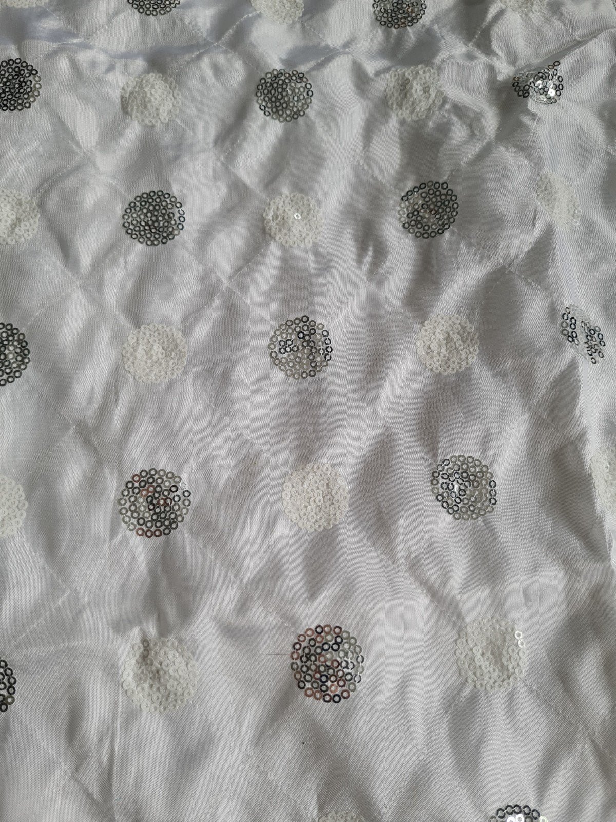 Witte glanzende stof met zilveren en witte pailletten (50cm), Hobby en Vrije tijd, Stoffen en Lappen, Ophalen, Wit, Nieuw, 30 tot 120 cm