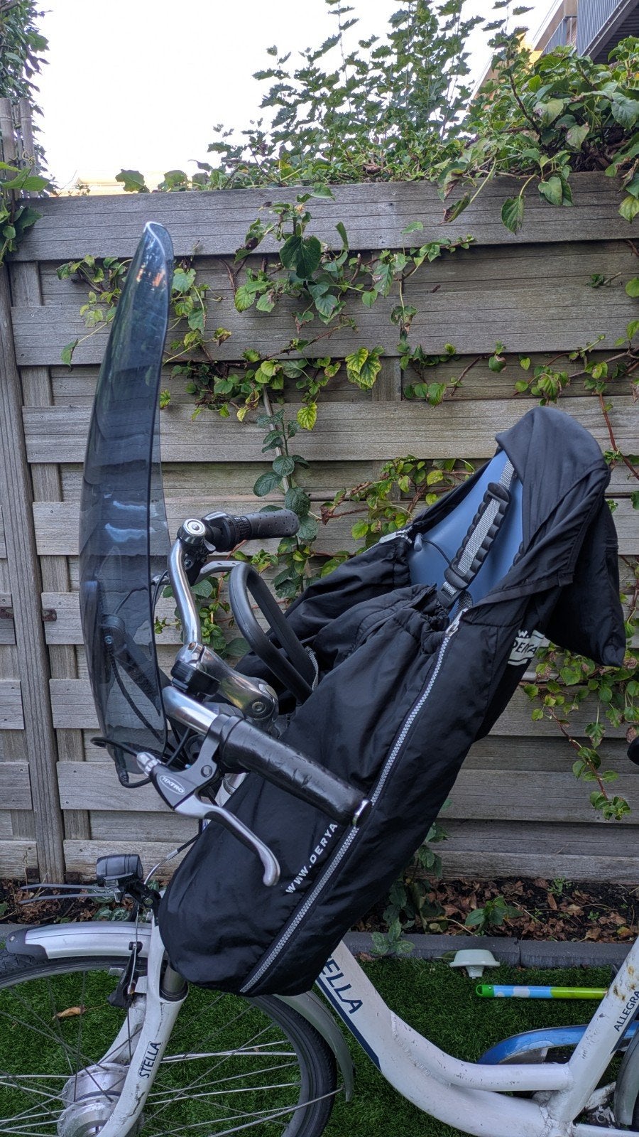 Urban Iki fietsstoeltje voorzitje met windscherm& 2 adapters, Ophalen, Voetsteuntjes, 0 t/m 18 kg, Voorzitje