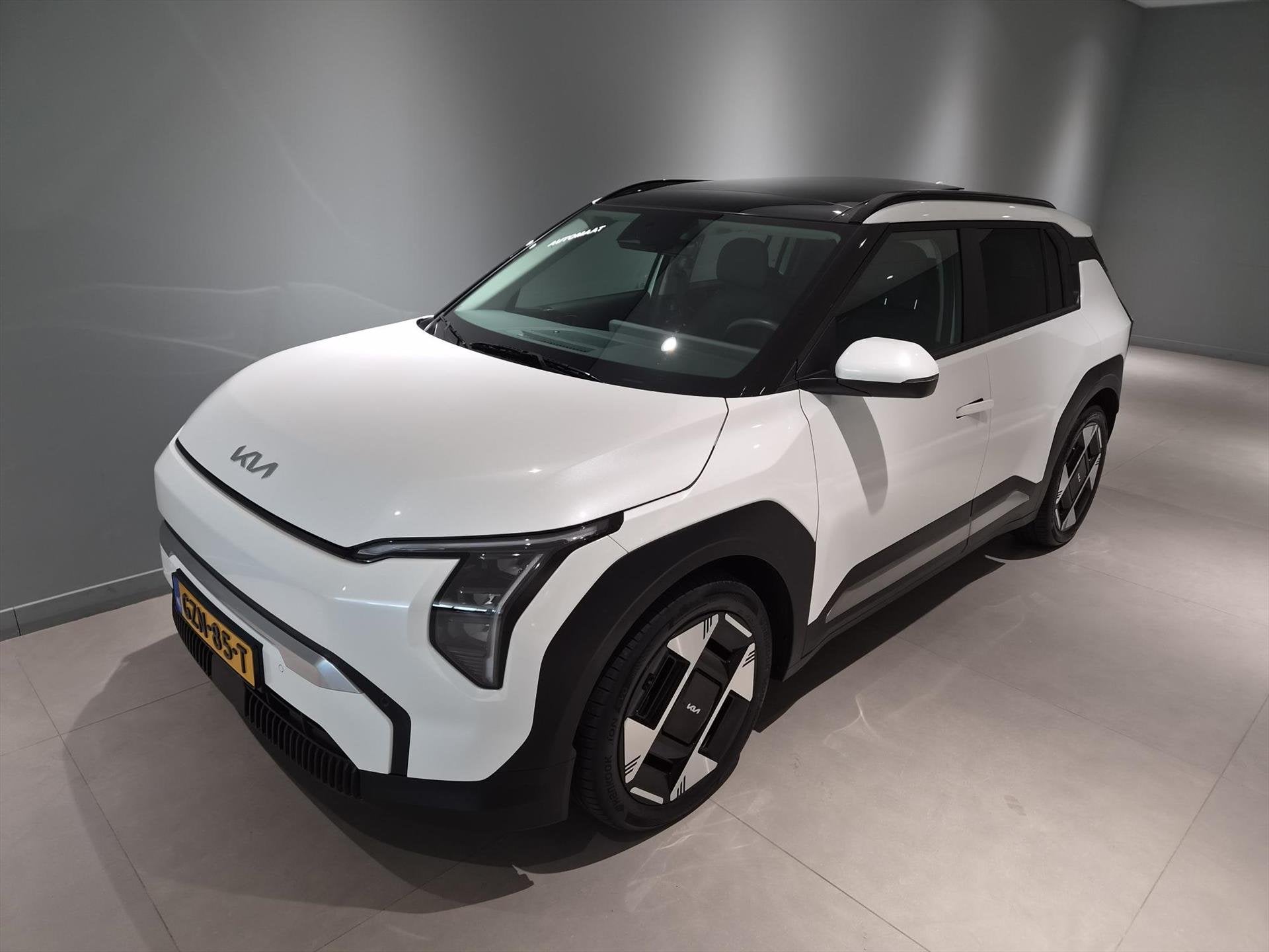 Kia Ev3 58,3 kWh 204pk Plus Advanced Leer/ Navi/ Pano/ 19", Automaat, Gebruikt, Zwart, 1700 kg