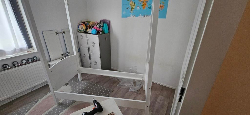 Massief witte,grenen hemelbed met lattenbodem en matras, Lattenbodem, 70 tot 85 cm, Zo goed als nieuw, 140 tot 160 cm
