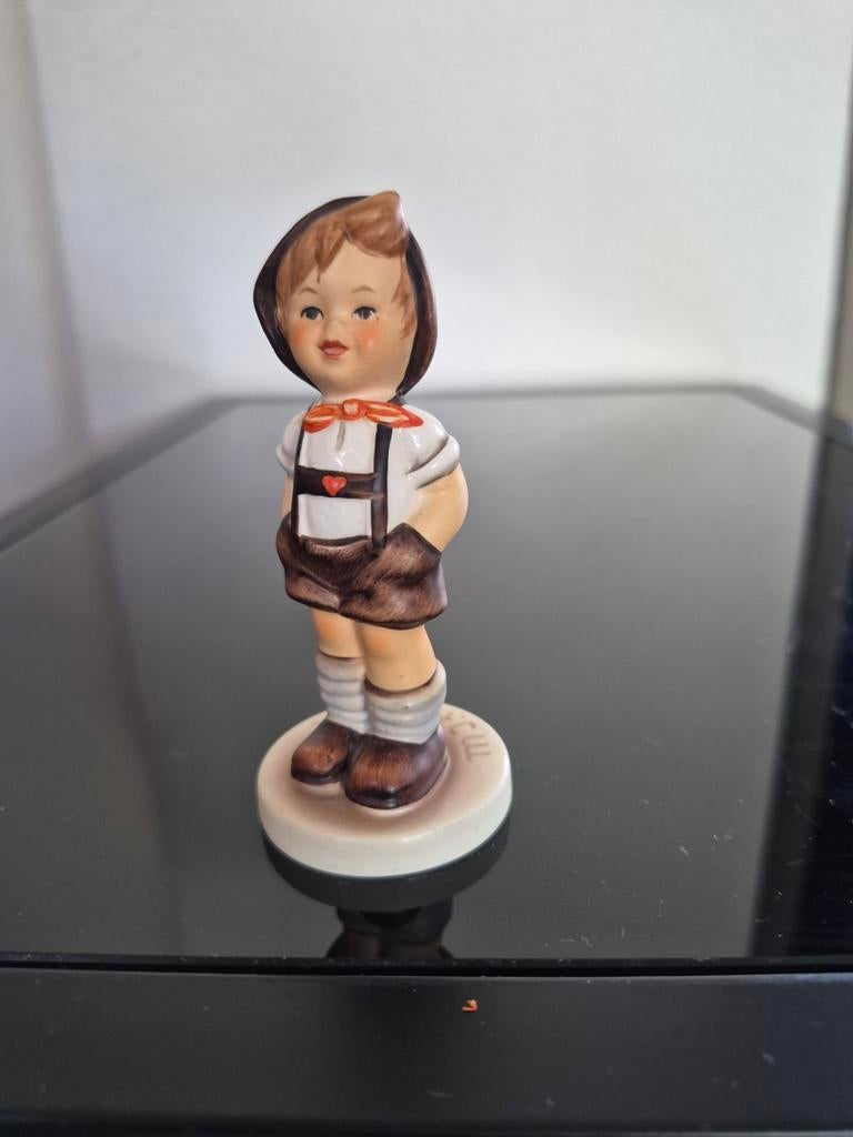 Vintage Hummel beeldje jongen in lederhose, Verzamelen, Beelden en Beeldjes, Ophalen of Verzenden, Zo goed als nieuw, Hummel