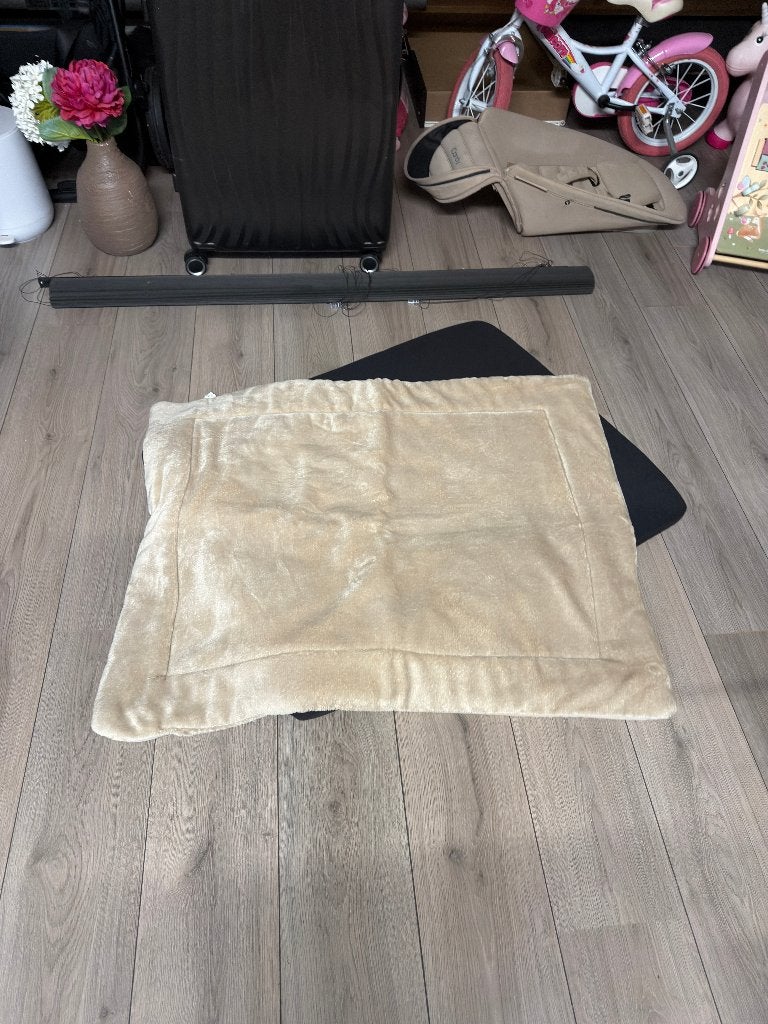 Zwarte box met lade, matras(hoes) en boxkleed, Ophalen, Gebruikt, Vierkant, In hoogte verstelbaar