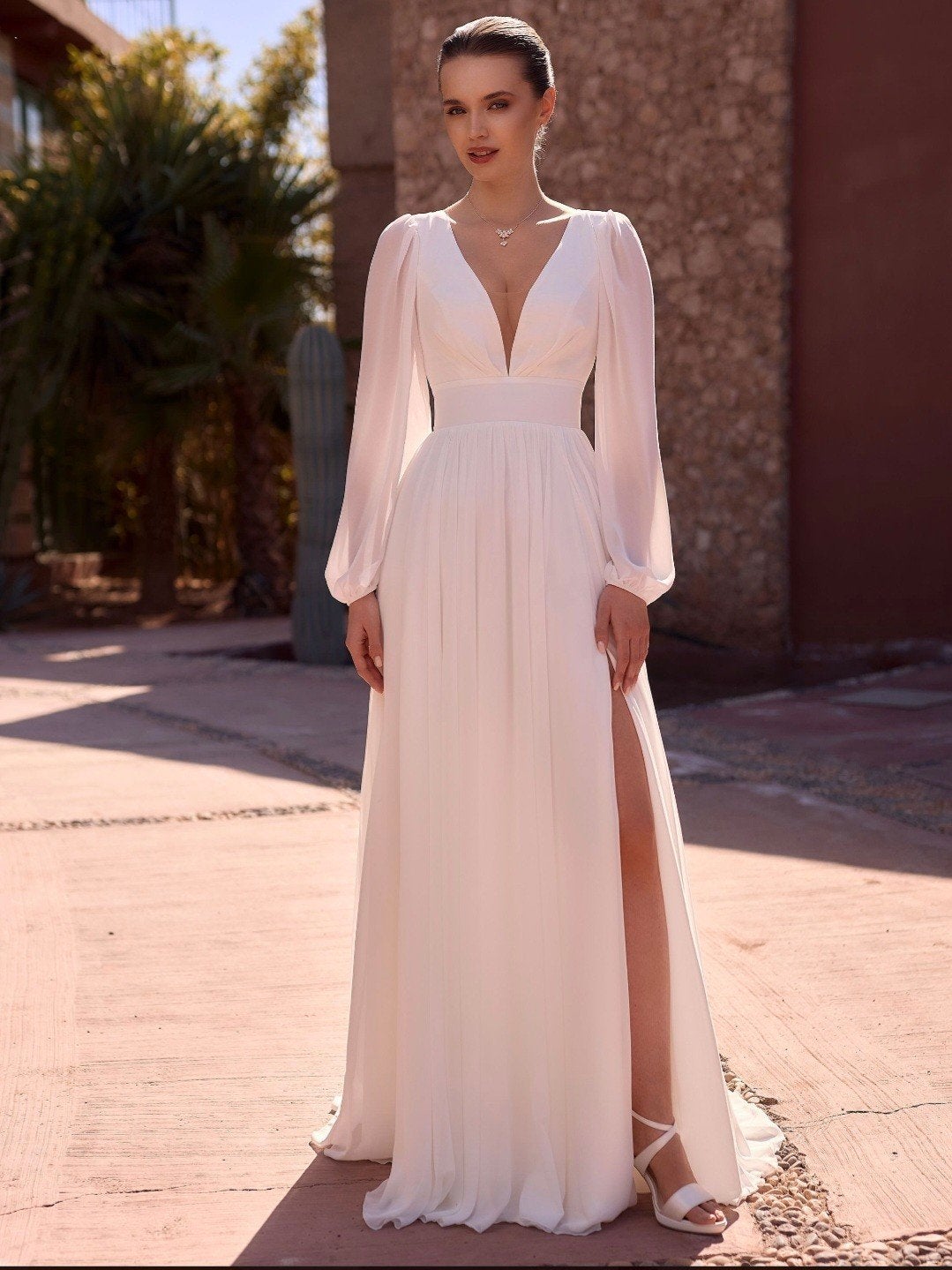 Nieuwe Bianco Evento trouwjurk Juliana lange mouwen split, Kleding | Dames, Trouwkleding en Trouwaccessoires, Ophalen, Nieuw, Wit