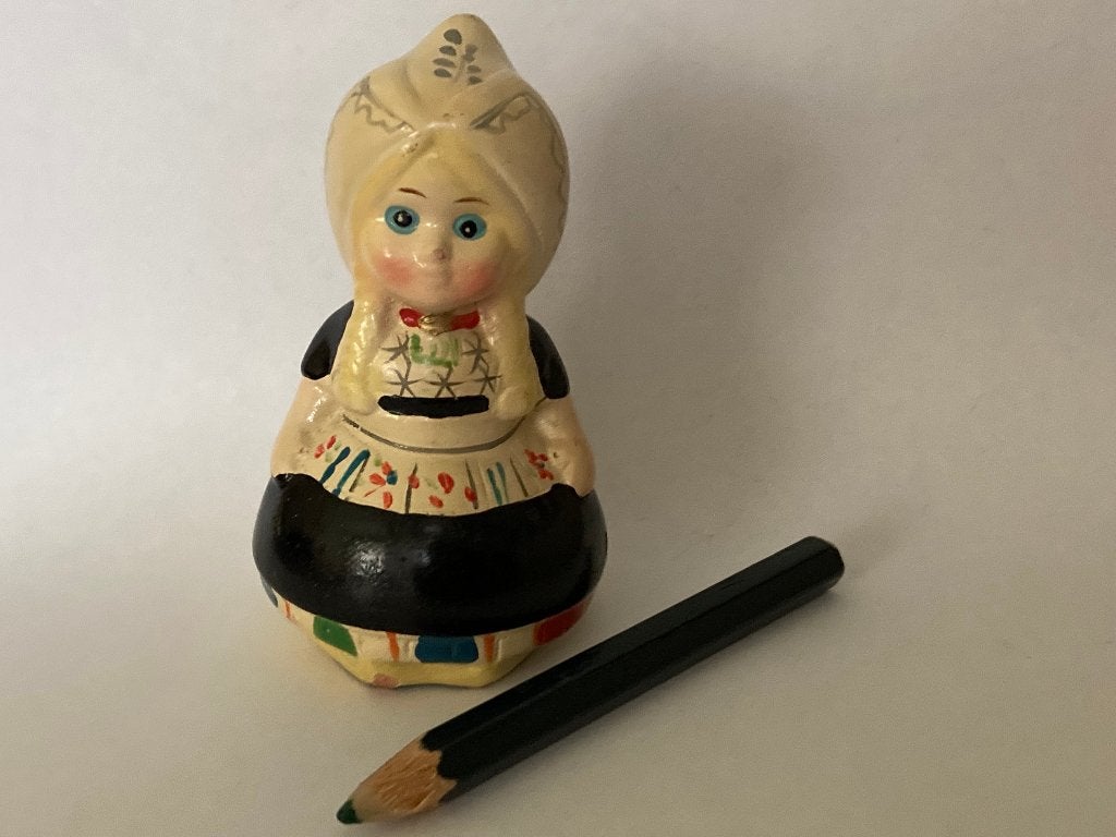 Vintage puntenslijper, lief meisje in klederdracht., Ophalen of Verzenden, Gebruikt