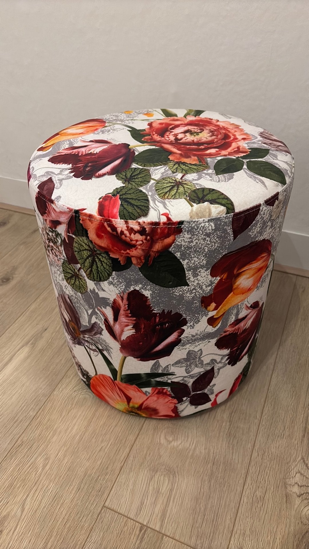 Essenza Poef Scarlett Vanilla, Huis en Inrichting, Banken | Voetenbanken en Poefen, Verzenden, Zo goed als nieuw, Rond, Minder dan 50 cm