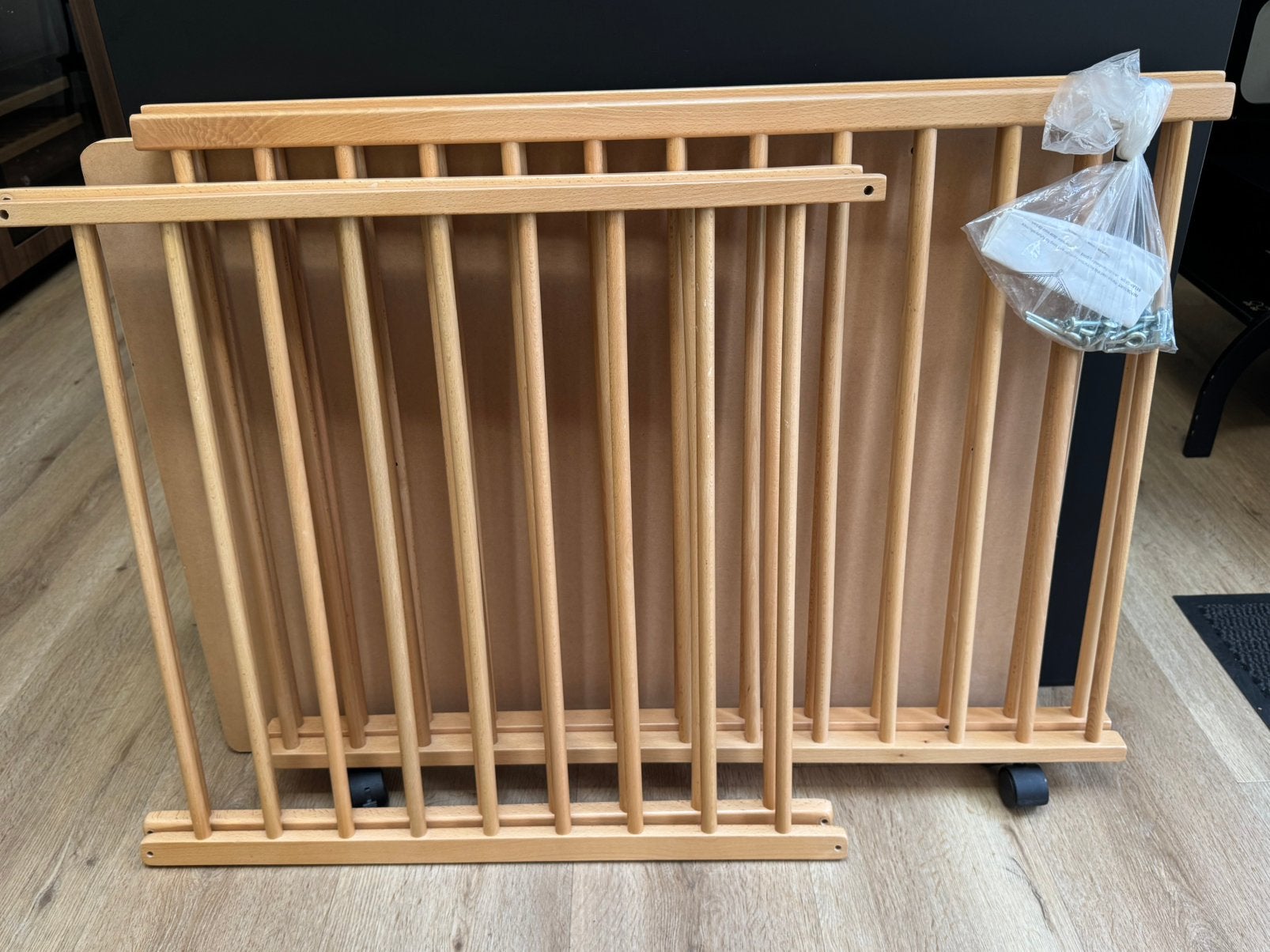 Houten box, Kinderen en Baby's, Boxen, Ophalen, Zo goed als nieuw, Rechthoekig, Wieltjes