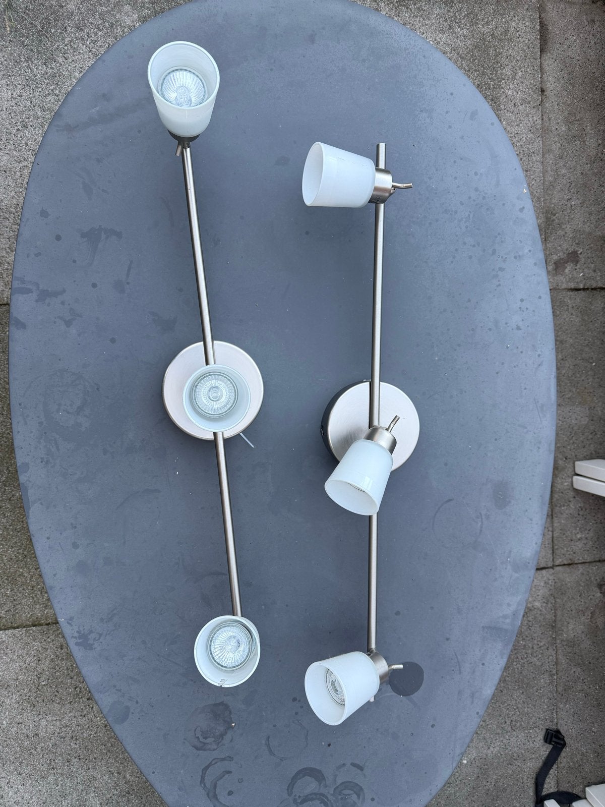 Twee spotjes armaturen - één met deels gebroken kapje, Ophalen, Halogeen, Gebruikt, GU10