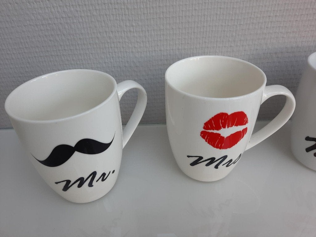 4x Bekers / mokken 2 x Lippen en 2 x Snor NIEUW, Nieuw, Overige stijlen, Porselein, Mok