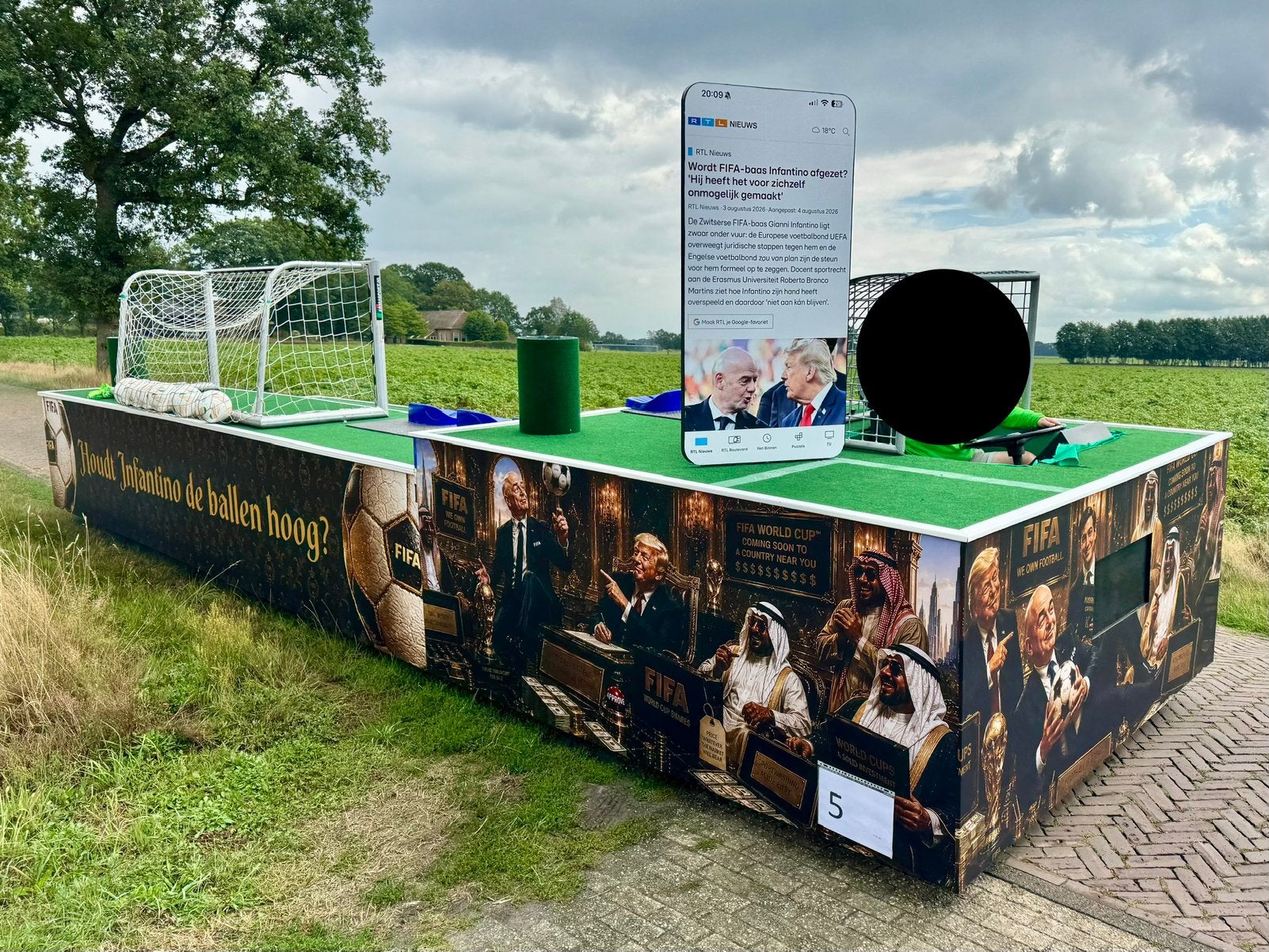Zelfrijdende versierde wagen / optochtwagen / carnavalswagen, Ophalen, Gebruikt