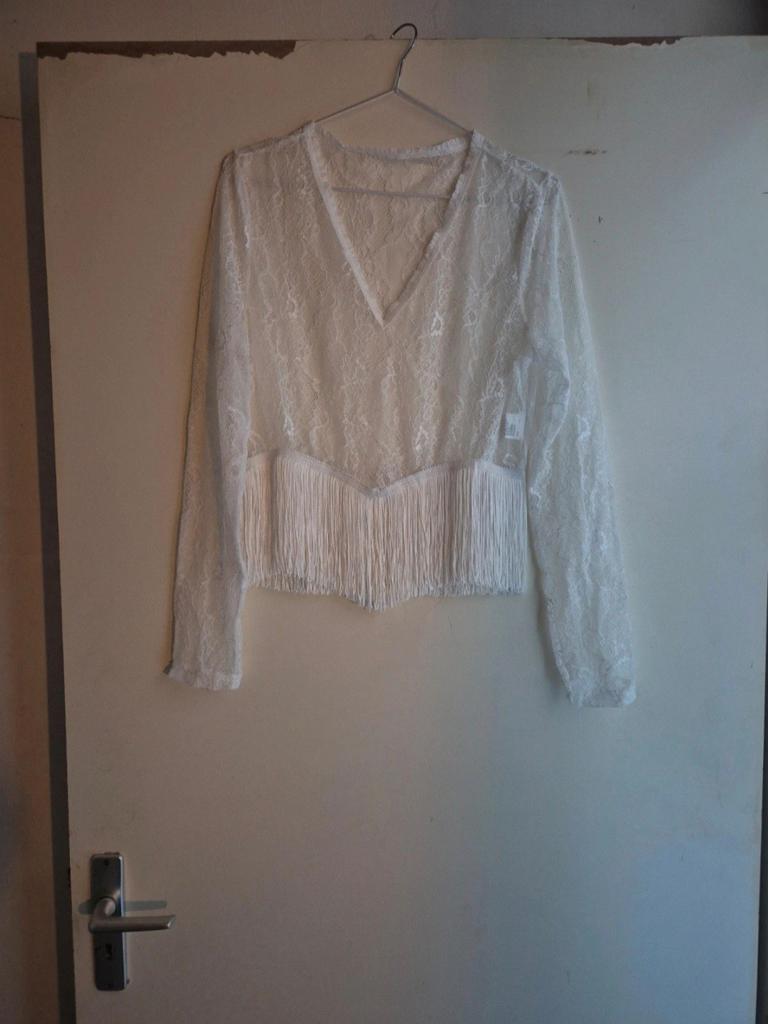 Witte kanten top met franjes, Kleding | Dames, Tops, Maat 38/40 (M), Wit, Ophalen of Verzenden, Lange mouw