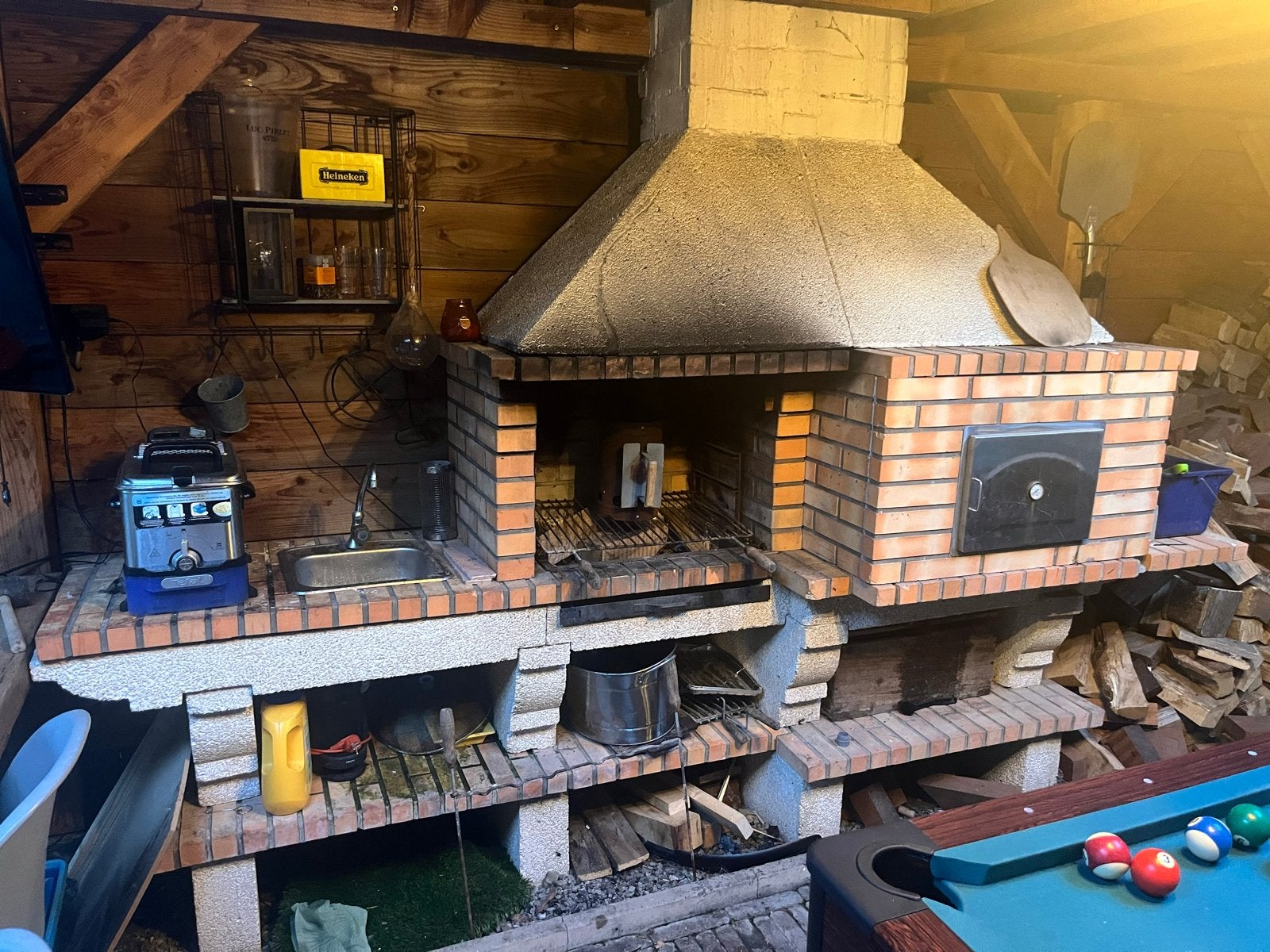 Buitenkeuken met BBQ, pizzaoven en spoelbak, Tuin en Terras, Buitenkeukens, Ophalen of Verzenden, Gebruikt, Houtskool, Inbouw