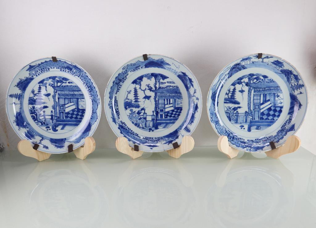 Drie Chinees porseleinen borden, Kangxi 1661-1722, Ophalen of Verzenden