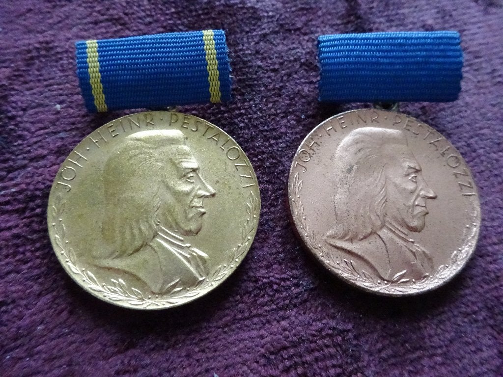 DDR: Pestalozzi medaille für treue Dienste in goud en zilver, Ophalen of Verzenden, Zo goed als nieuw