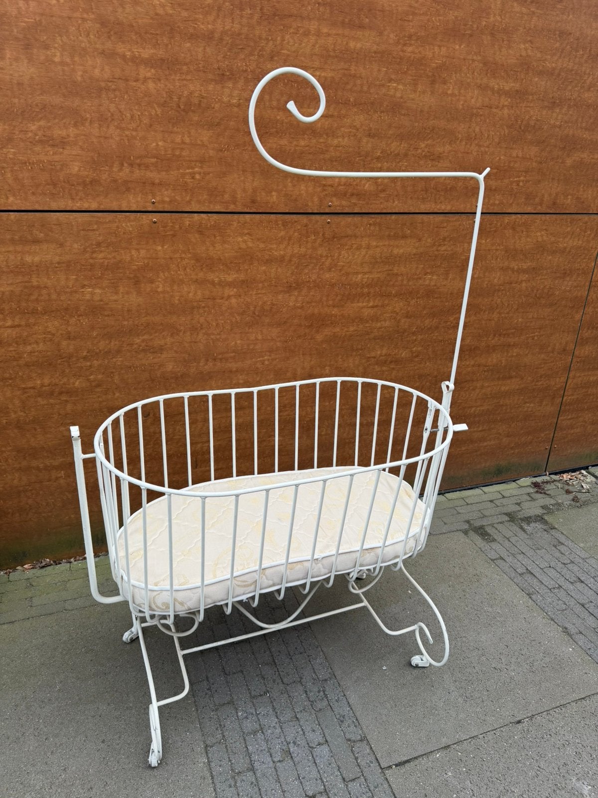 Baby ijzeren schommelwieg ijzer met matras, Ophalen, Zo goed als nieuw, Wieg