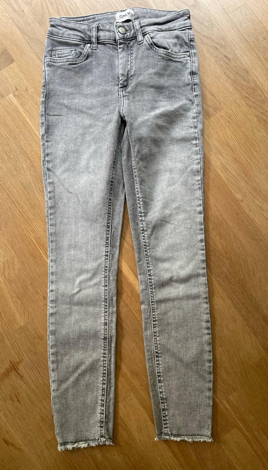 ONLY grijze jeans - Maat XS/30, Ophalen of Verzenden, Zo goed als nieuw, Grijs, W27 (confectie 34) of kleiner